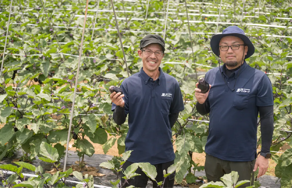 畑に立つ生産者